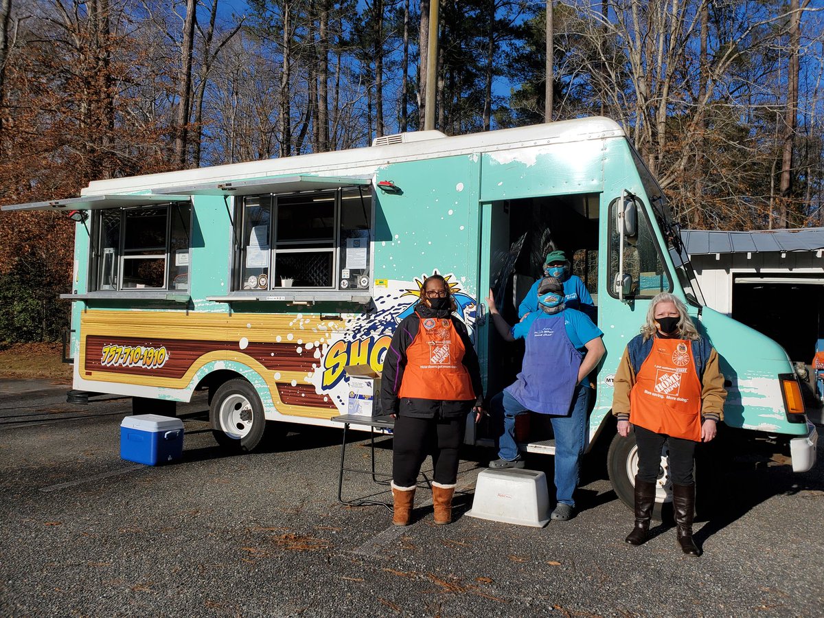 RobinNTAYLOR1's tweet photo. Operation Surprise!!Giving back to the community, feeding our 1st responders of Gloucester county sheriff and fire department @williamlance53 @GLBTHD @MccourtDonTHD @DeeByars https://t.co/TqCpwCcxO3