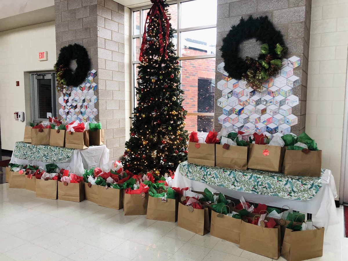The <a href="/OldPointeElem/">Old Pointe Elem</a>  elves were at it again today!! I am so thankful for our admin!! <a href="/bchiverswhite/">Bianca Chivers-White</a> <a href="/MrsSconyers/">Sara Sconyers</a> ⁦<a href="/RockHillSchools/">Rock Hill Schools</a>⁩