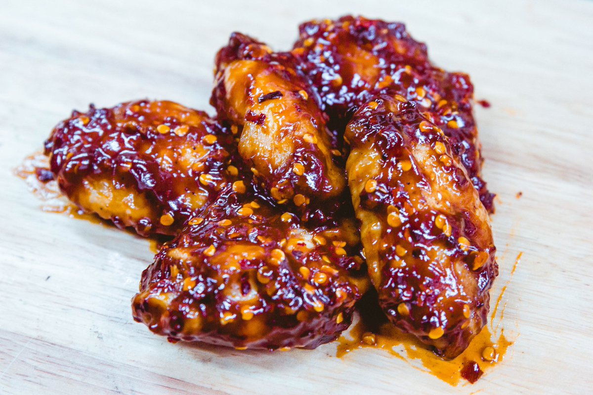 Wingomania's tweet photo. Kicking it with international flavour today, #WingsOfTheWorld 🌍 BBQ sauce infused with a range of Mexican chillis 🇲🇽 #WingomaniaBTS 📸 #WeWing 🍗 https://t.co/TMs4bfxw5K