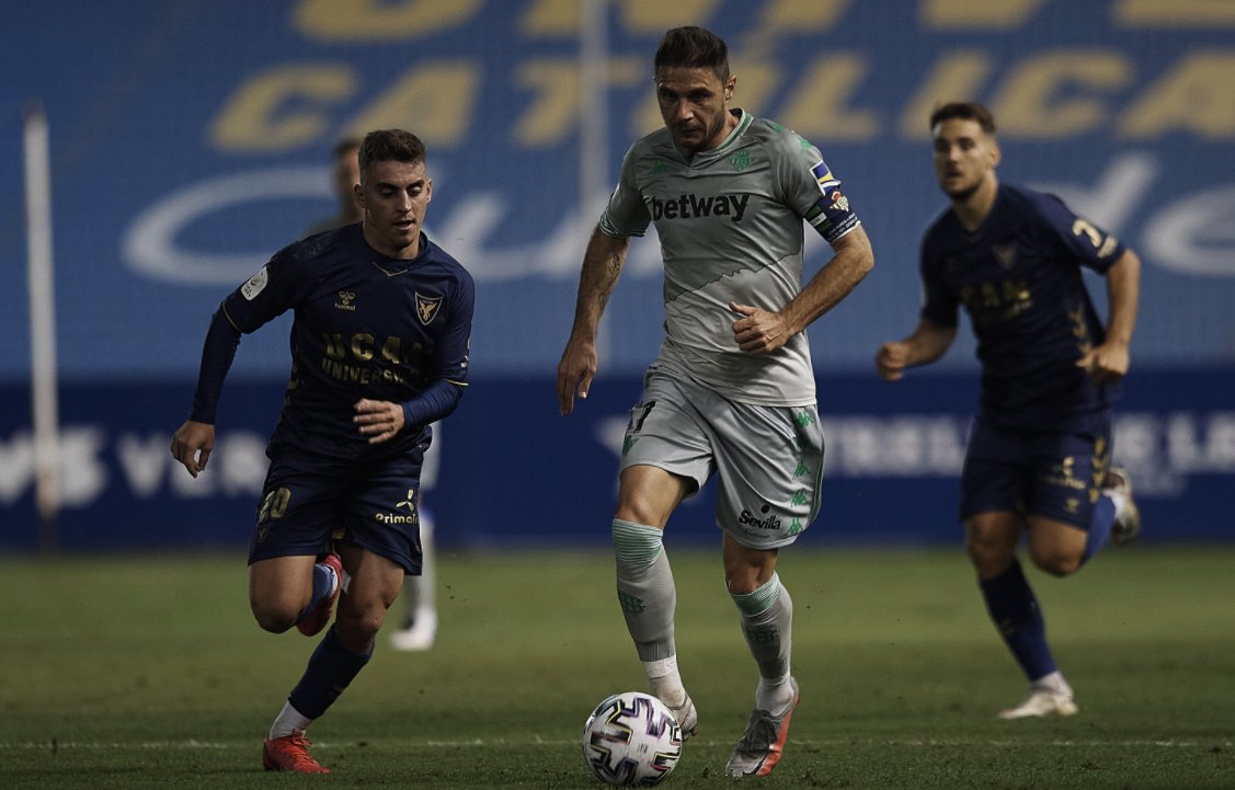 Pepelias17_'s tweet photo. 🟢 La Condomina se puso en pie para despedir a Joaquín, el gran capitán del #RealBetis, clave en el triunfo copero ante el UCAM (0-2) con la sensacional jugada que se sacó de la chistera justo antes del descanso 👇 Por aquí habrá béticos que le insulten... (así está el patio) https://t.co/pQXEuPx5h8