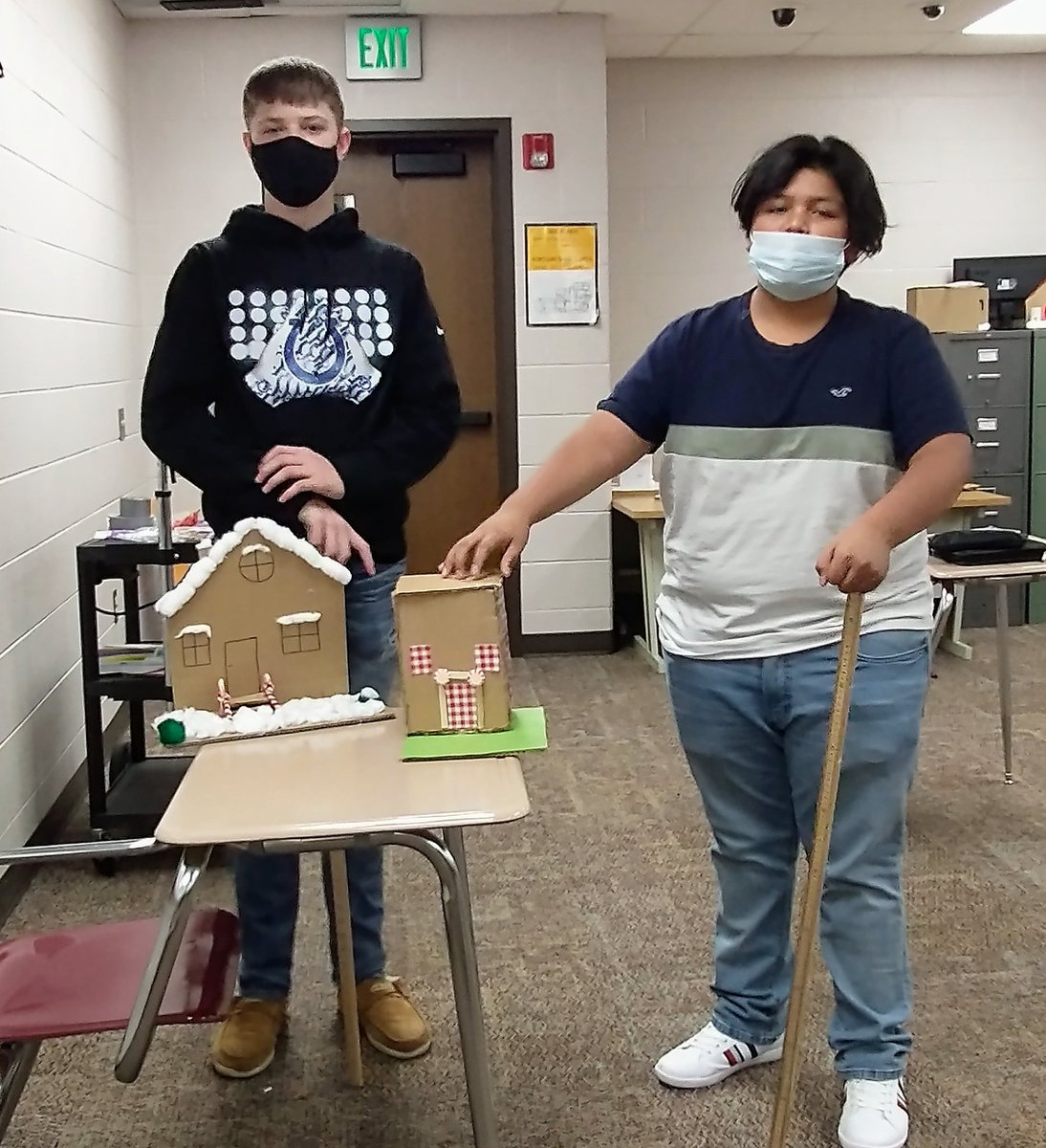 es_oshel's tweet photo. Some self decorating along with the houses. #prairiescience @CPHSGophers https://t.co/H83hFPYjnT
