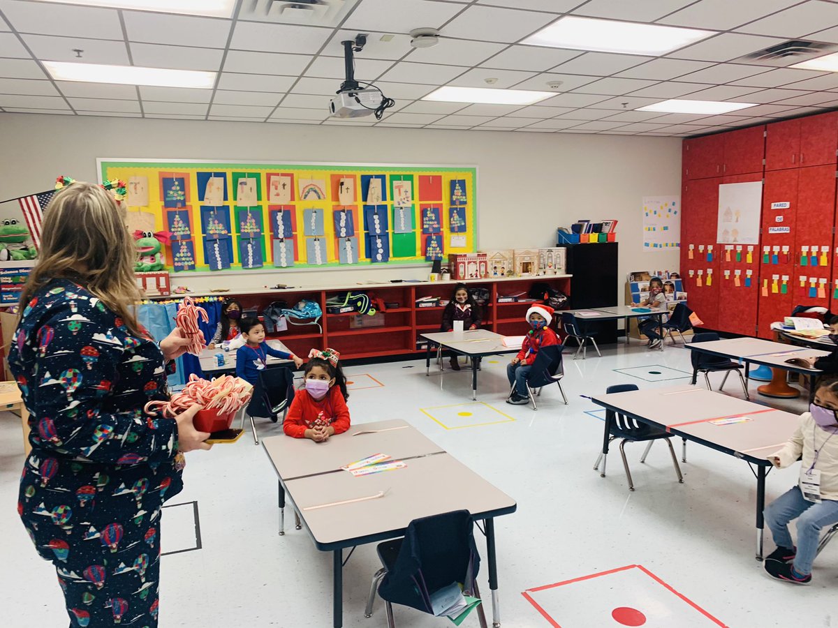 Thank you Mrs. Hopson for delivering the Candy Canes that 🎅🏻 send for our lightning bugs and for sharing the read aloud! #StrongerTogetherAtGL @PattyWillis1 @SarahSutter8 @shinebrightPat @JacquieKortz @lovethislibrary @AldineISD @aldinelibraries @drgoffney @patriciarod19