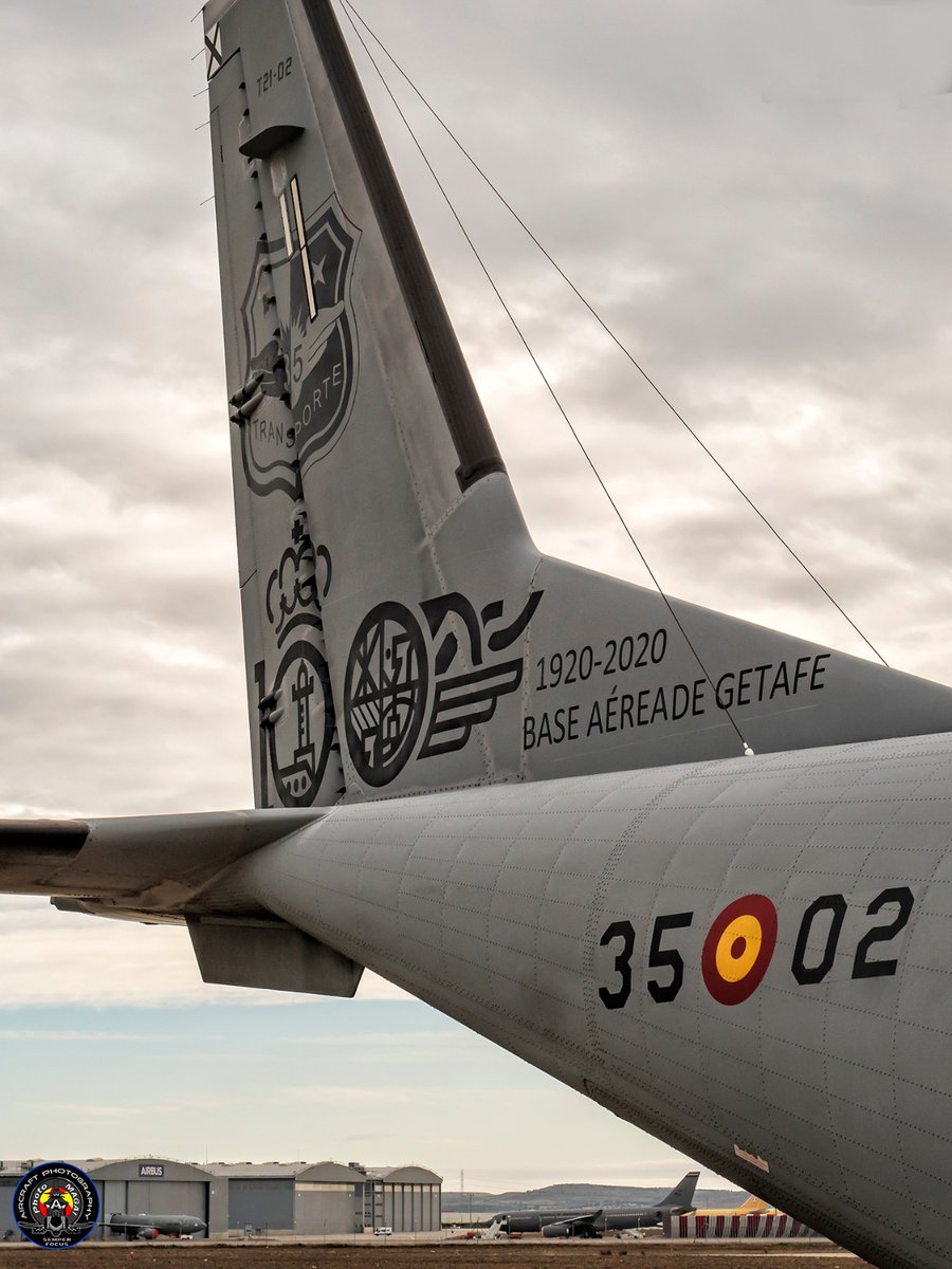 FOTOgrAAMA's tweet photo. #buenasnoches cerramos el #Jueves con estas 📷 de Andrés Magai @FotoViajes vemos el #C295 (35-02) con decoración especial por el #centenario #BaseAereaGetafe 1920-2020 #Getafe #SomosElAire #aviadores #planespotting #planespotter #ComparteTuFotoDelDía #aviation #ala35 @aytogetafe https://t.co/oNMzVZM1sV
