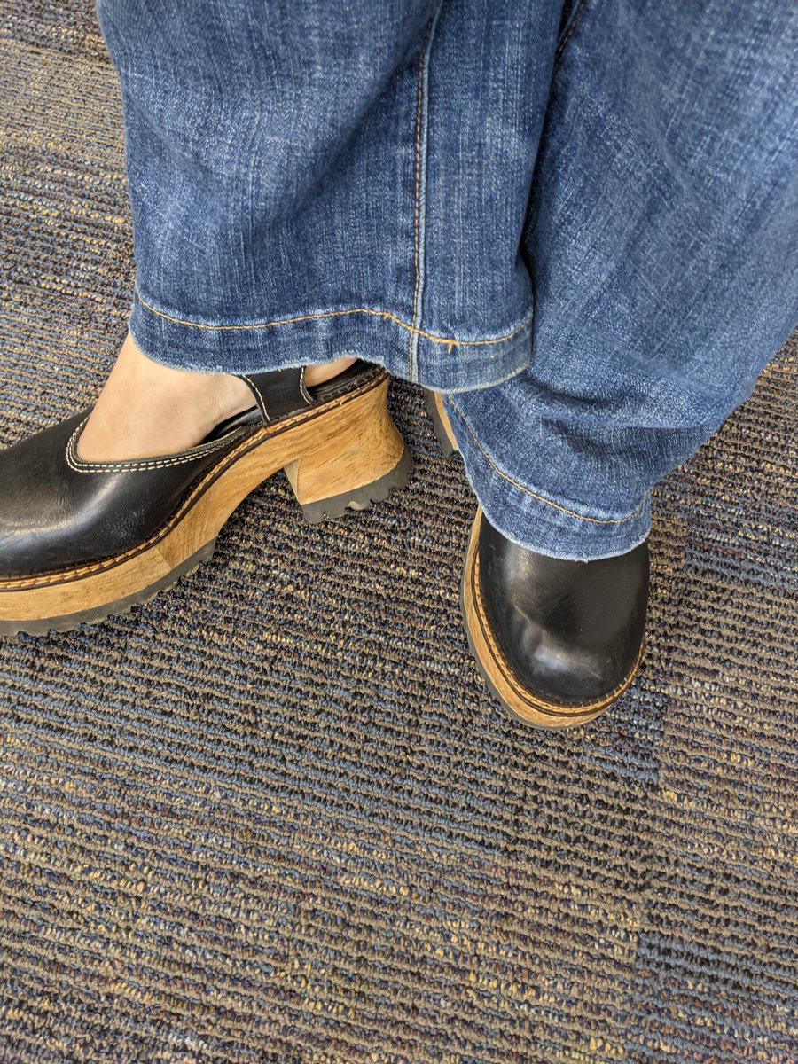 Decades day, decided to go with 60's inspiration. I've got tie-dye and REAL platform shoes! #leydencovidspirit #leydenpride Only three more days to winter break, the finish line is in sight!