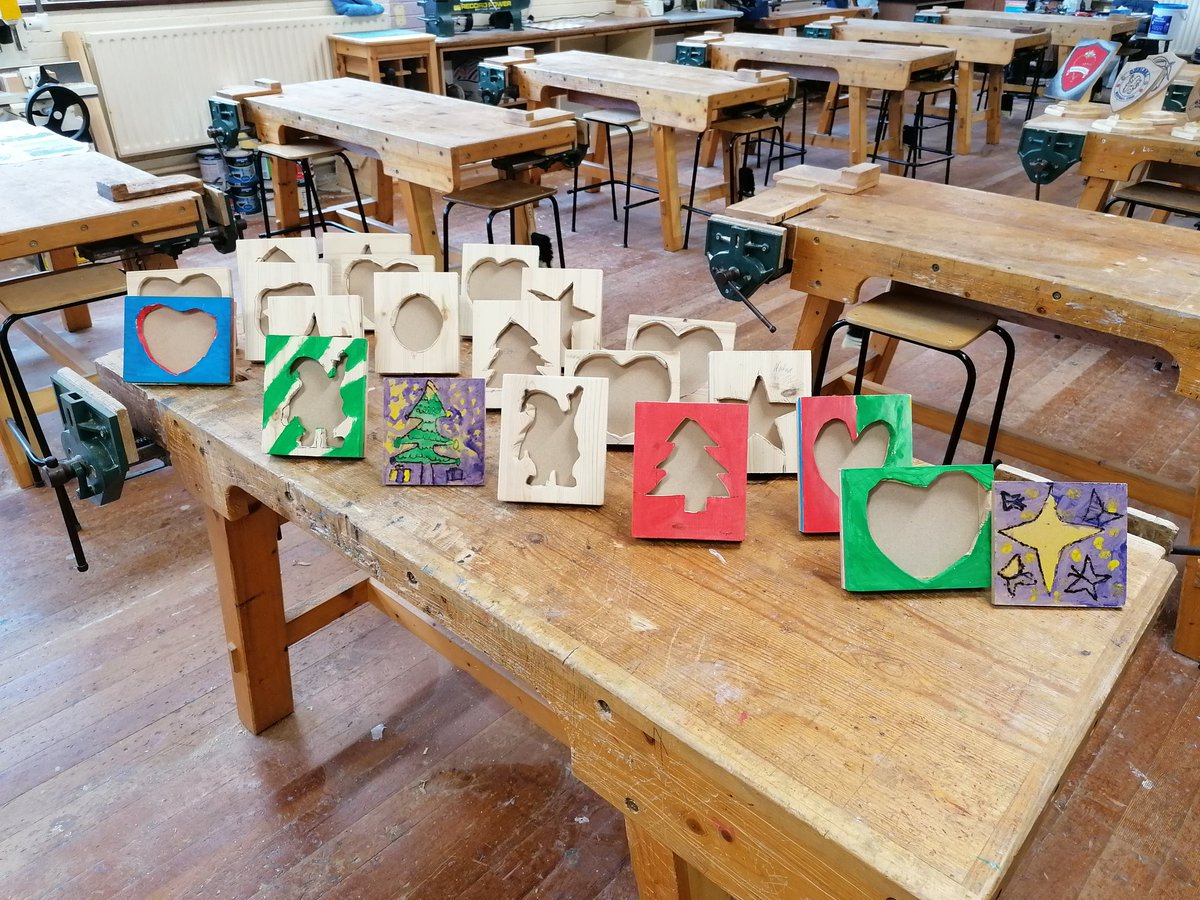 TMC_MWT_CS's tweet photo. First Yrs all happy to be finished their photo frames in time for Christmas 🎄 super effort by all the students #woodtechnology #copingsaw #tmc https://t.co/sFNFB7pcqy