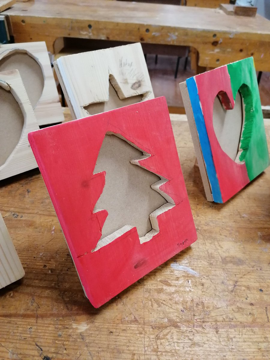 TMC_MWT_CS's tweet photo. First Yrs all happy to be finished their photo frames in time for Christmas 🎄 super effort by all the students #woodtechnology #copingsaw #tmc https://t.co/sFNFB7pcqy