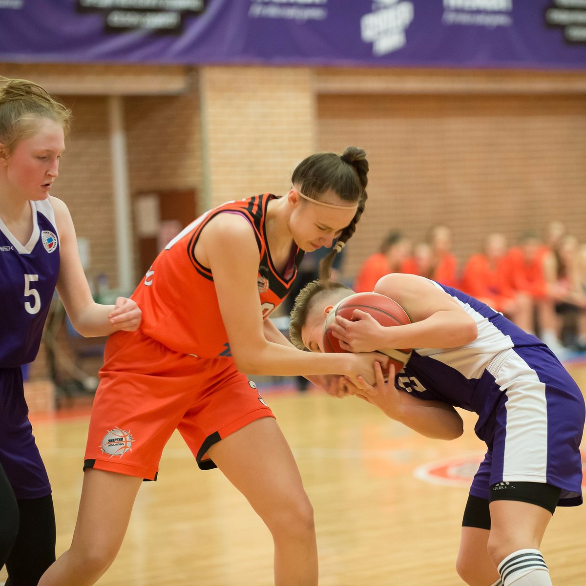 В игре против резерва <a href="/Nika_basket/">Nika Basket</a> у наших молодых "тигриц" не все получалось. Но в нужный момент хозяйки проявили свое мастерство и победили - 66:47😀
Есть третья победа в третьем матче в рамках предварительного раунда первенства ДЮБЛ 👏
#тдлэнергия #ЭнергияИваново