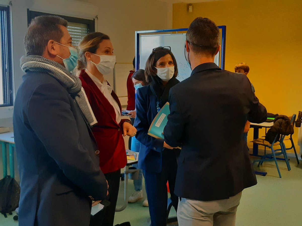 acpoitiers's tweet photo. Visite cet après midi de la Secrétaire d’État @avyelimas au collège #REP @ronsard86 #Poitiers, autour des usages du #numerique  pour enseigner, apprendre et répondre au plus près des besoins des élèves et des familles 
#EducationPrioritaire https://t.co/u3Dtjezlra