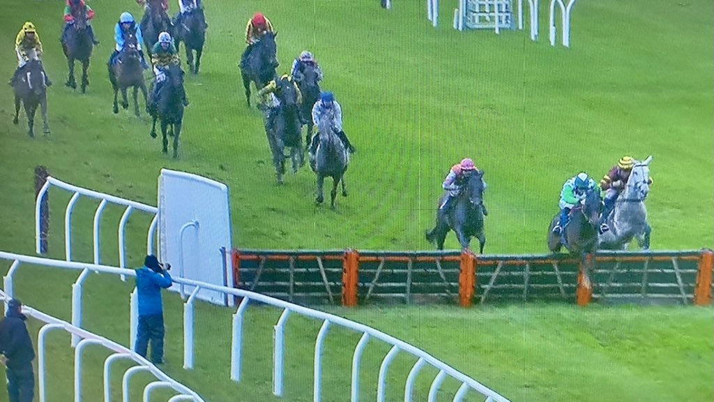 amajox's tweet photo. Congrats @amajox @DurrellTristan WINS @ExeterRaces #AmzacMagic @JBarberRacing #spareride #17ran #topride #topjock ๐๐๐๐ https://t.co/zxZzLXryFi