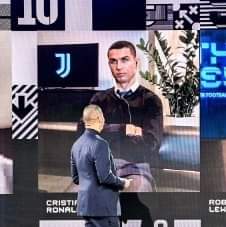 hincha_dos's tweet photo. -"Mijo, es que entiende. Santa le trae a todos los niños del mundo, no nomás a ti. Debes ser considerado en tu cartita".
-Yo, a mis 28 años:...
#cr7 https://t.co/JajjXmvUzZ