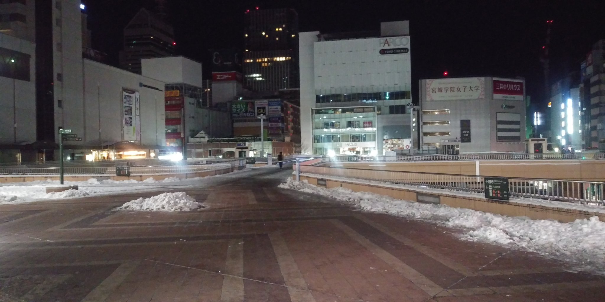 伊藤立平 苦労して凍結ブリッジ渡って仙台駅到着 この駅前の広大なブリッジは降雪時にブリッジ下の歩車ロータリーを雪と凍結から守るものなのだと気付く なるほど T Co Zt6zfpacml Twitter