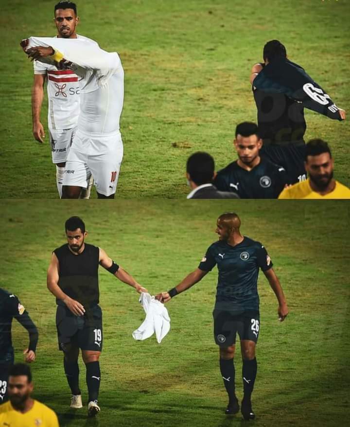 HeshamMola's tweet image. عبدالله السعيد بعد الماتش راح بدل التشيرت بتاعه مع شيكابالا و بعد ما لف ضهره راح مدي دودو الجباس تشيرت شيكابالا 😂