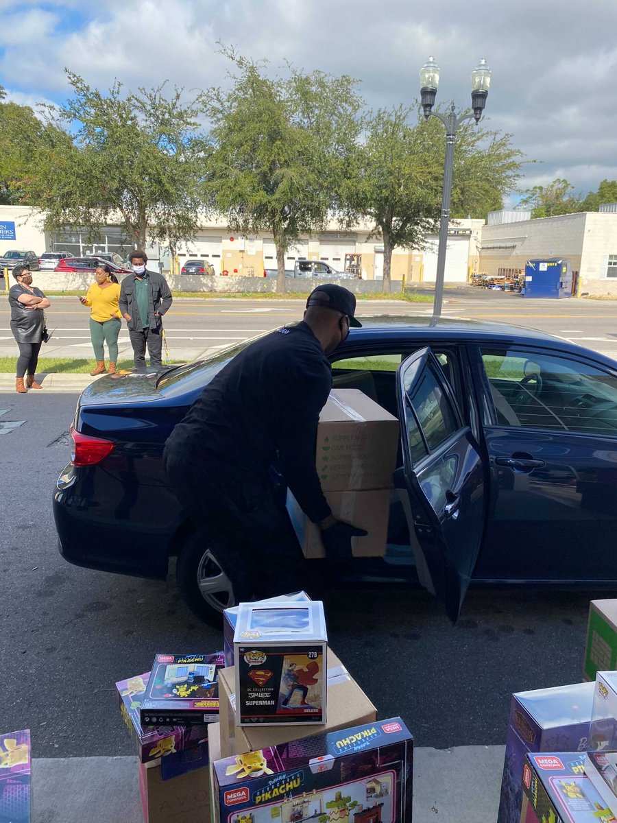 Today, @QRich and @21Blackking teamed up with @feedthechildren to organize food drives in Orlando and Chicago.

This holiday season, you can help families in need have the best #NoHungerHolidays.

#ShareYourGood ➡️ feedthechildren.org/knuckleheads