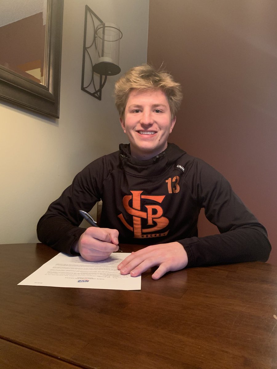 That’s another ⁦<a href="/HockeyHawkeye/">Hawkeye Hockey Services</a>⁩ athlete signing a tender in the ⁦<a href="/NAHLHockey/">NAHL</a>⁩ ! Congrats ⁦<a href="/jack_wandmacher/">Jack Wandmacher</a>⁩ on your tender with the ⁦@goicerays⁩ !!! Hard work pays off!!
