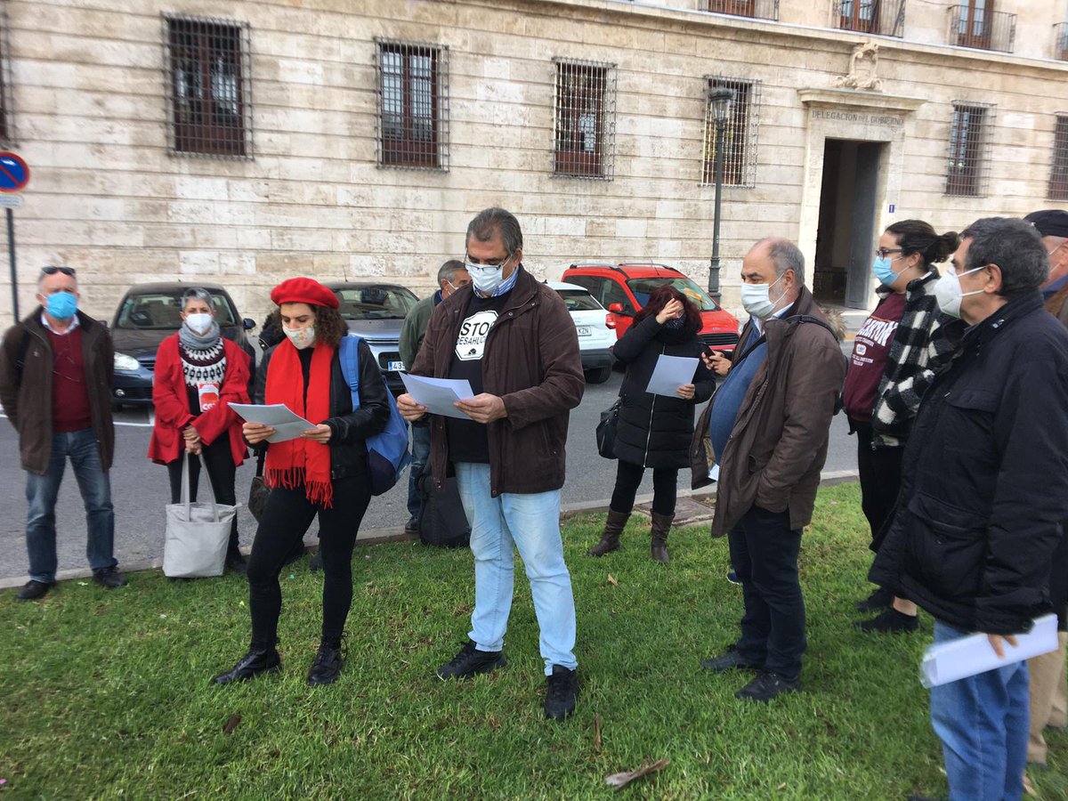 Desde el <a href="/Pladexoc_PV/">Pla de xoc Social - País Valencià</a>, exigimos al gobierno que apruebe el #DecretoStopDesahucios con la máxima urgencia y que dure al menos hasta el final de 2021. Además, rechazamos que se dediquen fondos públicos a compensar a la banca, fondos buitre y socimis que especulan con nuestras casas