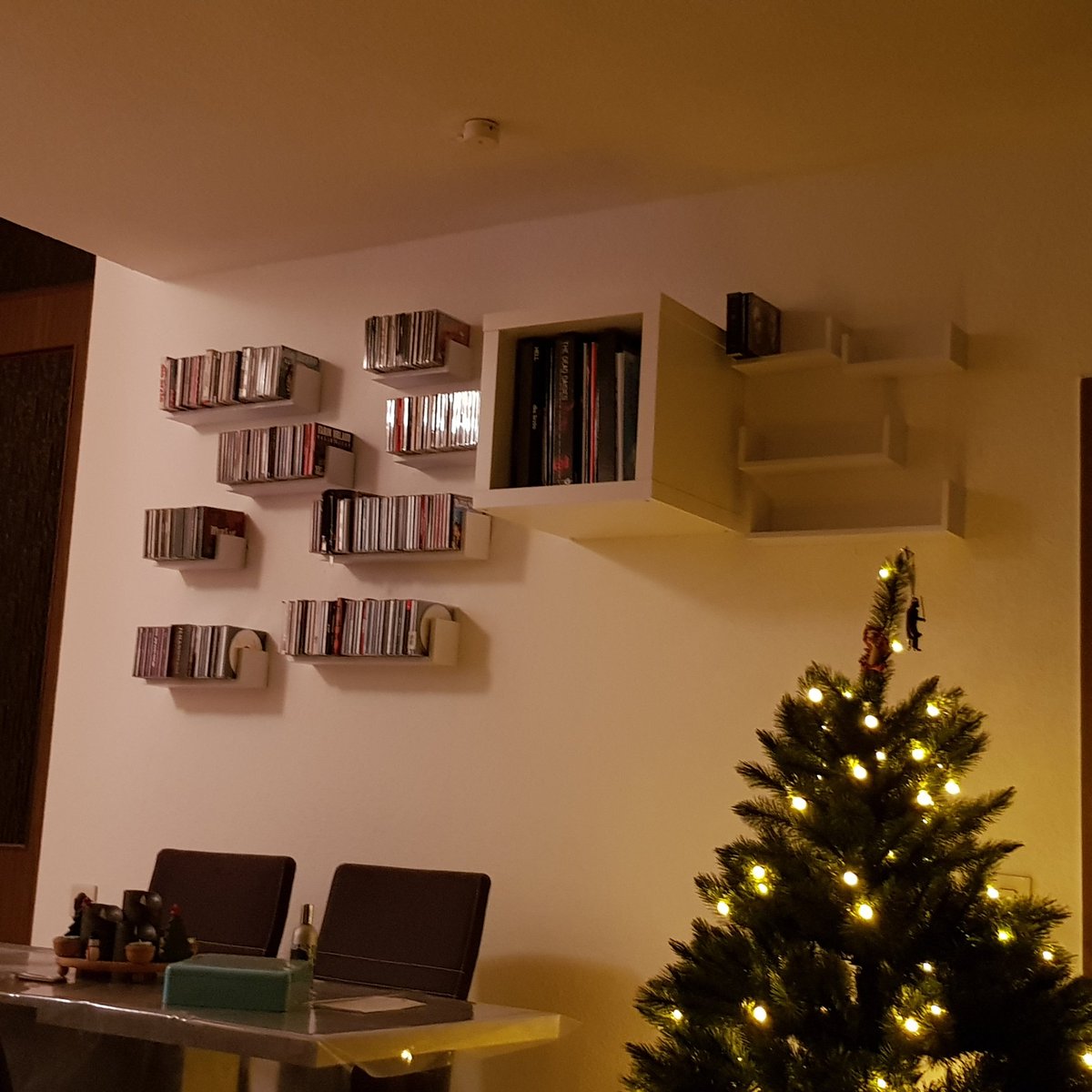 turbinefreak's tweet image. Kurzarbeit fleißig genutzt, nun haben auch die #CDs ihren Platz gefunden 😊 #cdshelf #home #regale