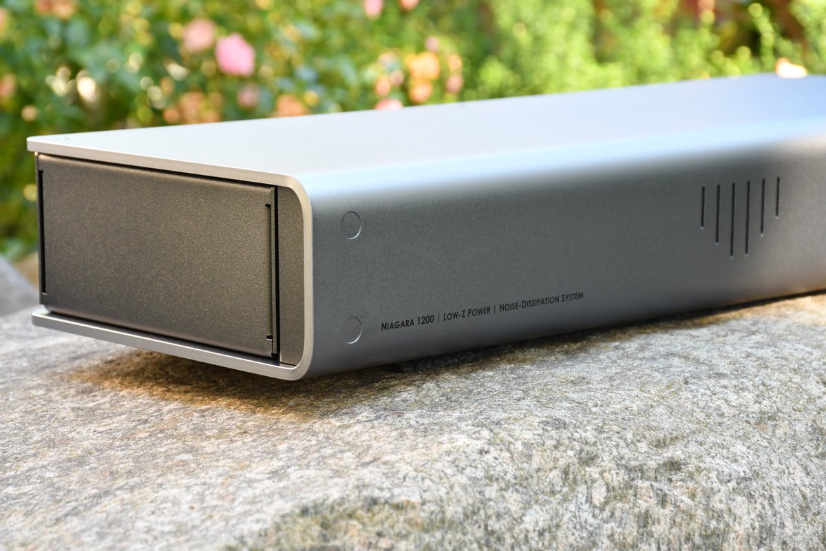 HifiBerlin's tweet photo. Niagara 1200 offers music lovers the benefits of highly optimised power management and is the new successor to the successful Niagara 1000 model.
The most obvious difference between Niagara 1000 and 1200 is the universal shape and the very high weight. https://t.co/oMz5sqe2En