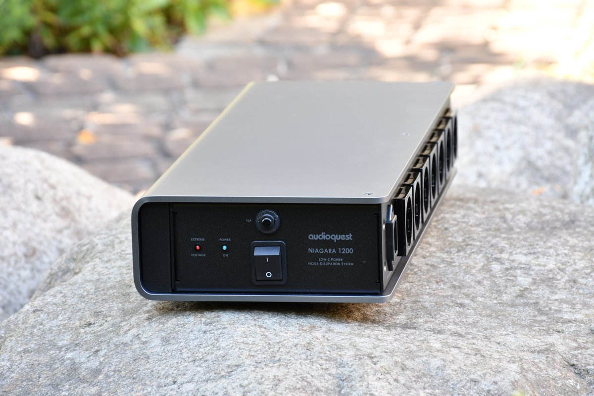 HifiBerlin's tweet photo. Niagara 1200 offers music lovers the benefits of highly optimised power management and is the new successor to the successful Niagara 1000 model.
The most obvious difference between Niagara 1000 and 1200 is the universal shape and the very high weight. https://t.co/oMz5sqe2En
