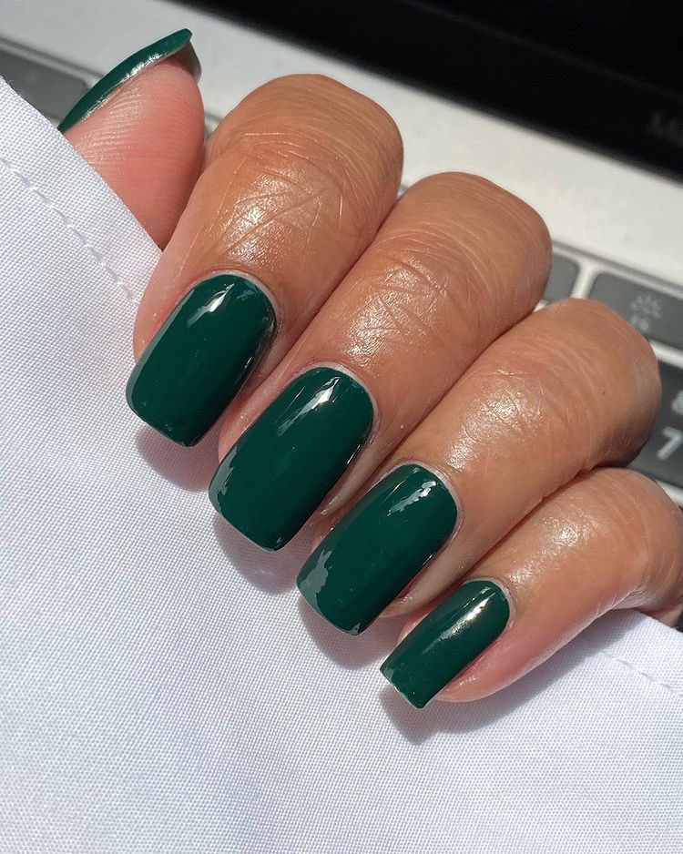 essie's tweet photo. weโre simply stunned by this lush dark green shade #offtropic ๐ฒ (via yodeebs on IG) https://t.co/6a3vNZeJL0