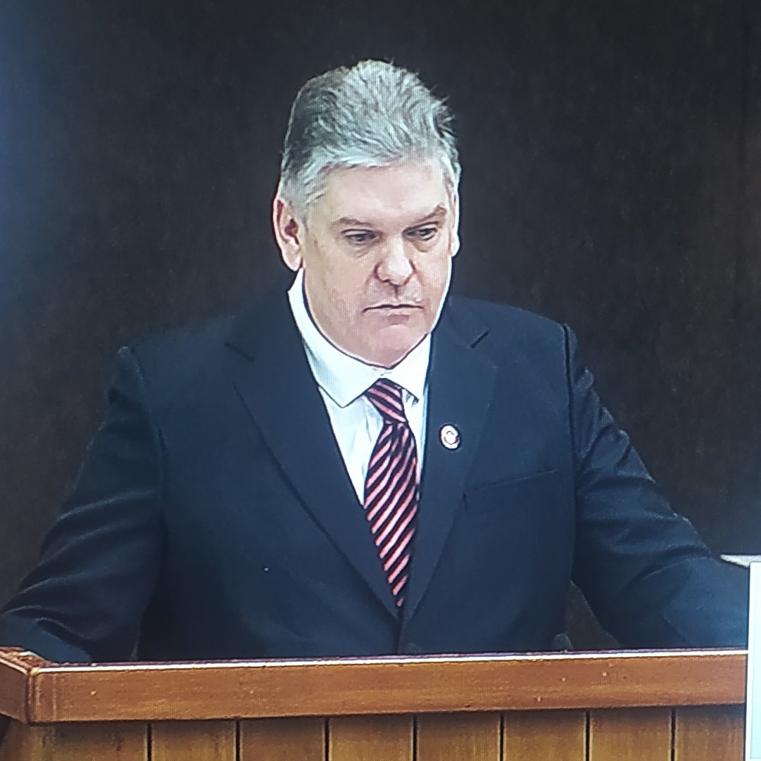 Asere qué lindo me veo de traje! Por la economía no sé preocupen que creceremos un 1% al año, más o menos para el 2050 habremos logrado "alguna recuperación"