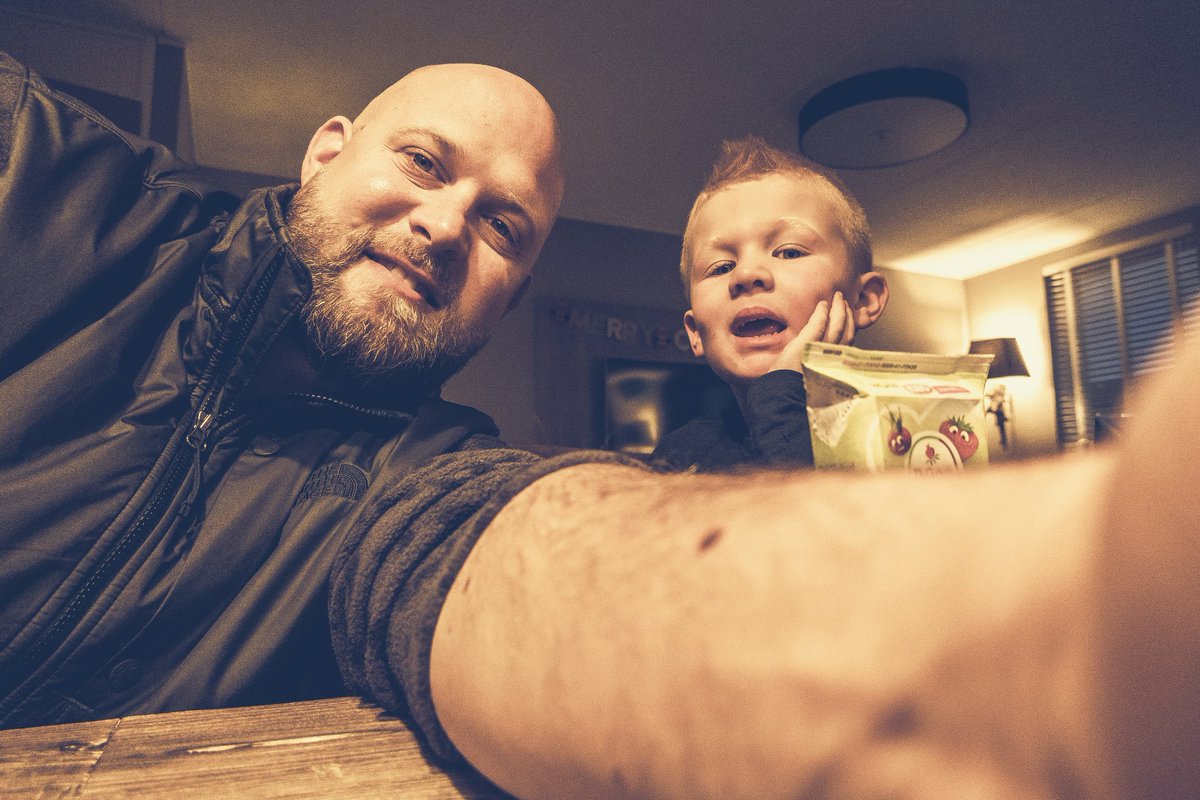 BasBerg15's tweet image. Met mn grote vriend. #vaderenzoon 
#letnietopdewallen #ptss #weinigslaap