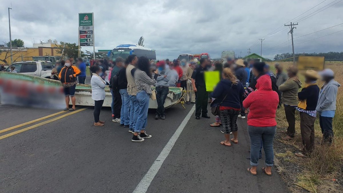 GN_Carreteras's tweet photo. #EviteCircular, en #Veracruz se registra cierre de circulación por habitantes en el km 018+400 Ctra. (180) Paso de Toro-Acayucan, mismo tramo. #RutaAlterna Aut. Tinaja- Acayucan y Ctra. Fed. Tinaja- Sayula de Alemán. Atienda indicación vial https://t.co/PMfgoqm9Yh