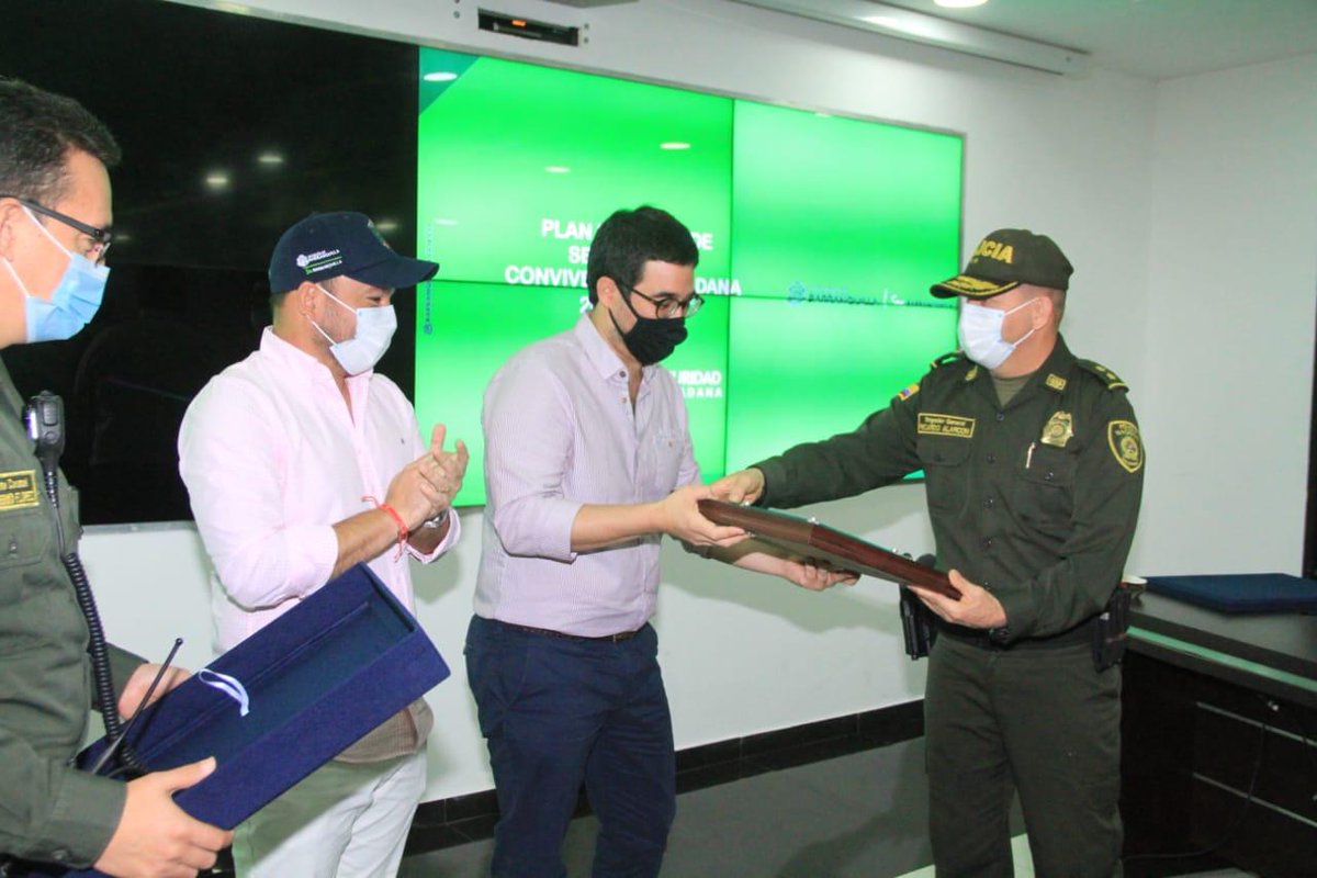 PoliciaBquilla's tweet photo. En nombre de la Policía Metropolitana de Barranquilla hacemos un reconocimiento especial al doctor @FajardoClemente por su compromiso y su trabajo articulado con nuestra institución durante los últimos 5 años. #SomosUnoSomosTodos https://t.co/hFlxPVM4m9