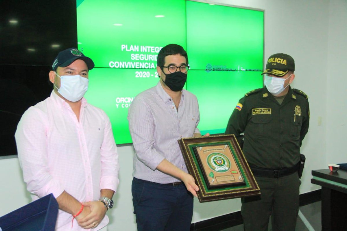 PoliciaBquilla's tweet photo. En nombre de la Policía Metropolitana de Barranquilla hacemos un reconocimiento especial al doctor @FajardoClemente por su compromiso y su trabajo articulado con nuestra institución durante los últimos 5 años. #SomosUnoSomosTodos https://t.co/hFlxPVM4m9