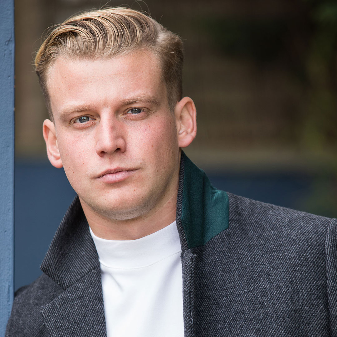 Hollyoaks's tweet photo. WOW! How about that for a reveal?! Feast your eyes on this familiar face... Seth Costello! Who's come back to the village, very in love, and up to no good with our Theresa McQueen! 😱 Can you believe what they've done? 😥

Also... WELCOME BACK, @MHigson! 🎉 #Hollyoaks https://t.co/rMxfH5vl4g