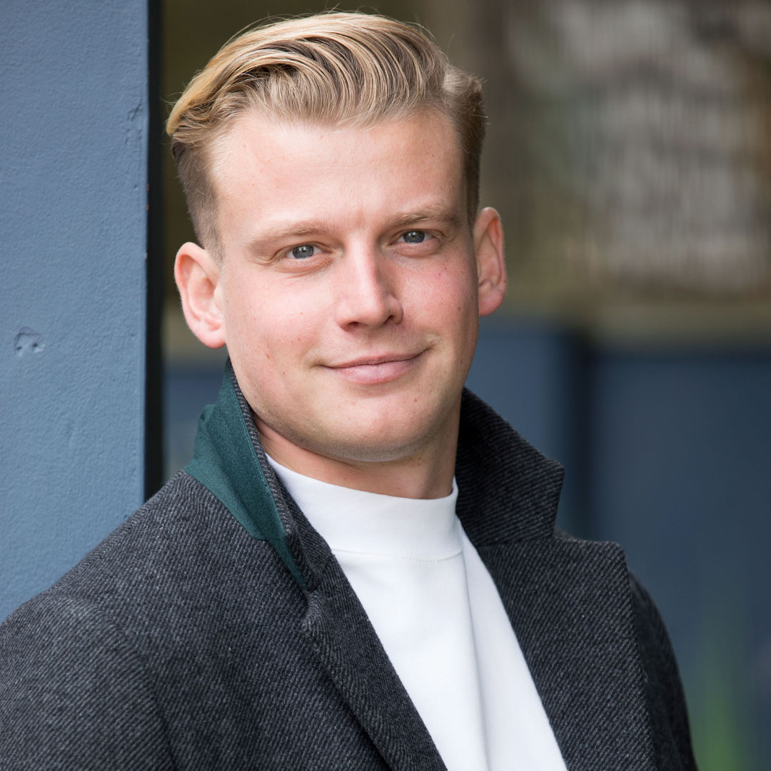 WOW! How about that for a reveal?! Feast your eyes on this familiar face... Seth Costello! Who's come back to the village, very in love, and up to no good with our Theresa McQueen! 😱 Can you believe what they've done? 😥

Also... WELCOME BACK, <a href="/MHigson/">Mark Higson</a>! 🎉 #Hollyoaks