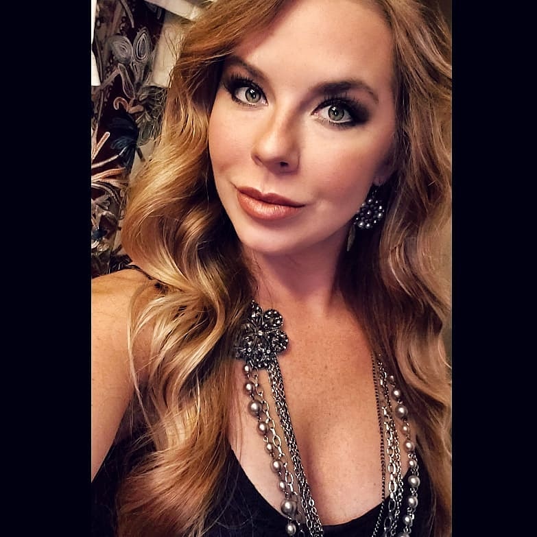 susanhickmann's tweet photo. Music video shoot day for Save Me! Tits up! 💙💋🍀
📽️ Video Production @macondarwin
.
.
.
#saveme #countrymusician #texasmusic #texasmusician #texascountry #texascountrymusic #musicforthepeople #countrymusic #music #country #originalmusic #texas #texasmusicscene #artist https://t.co/t2qhVbL1vb