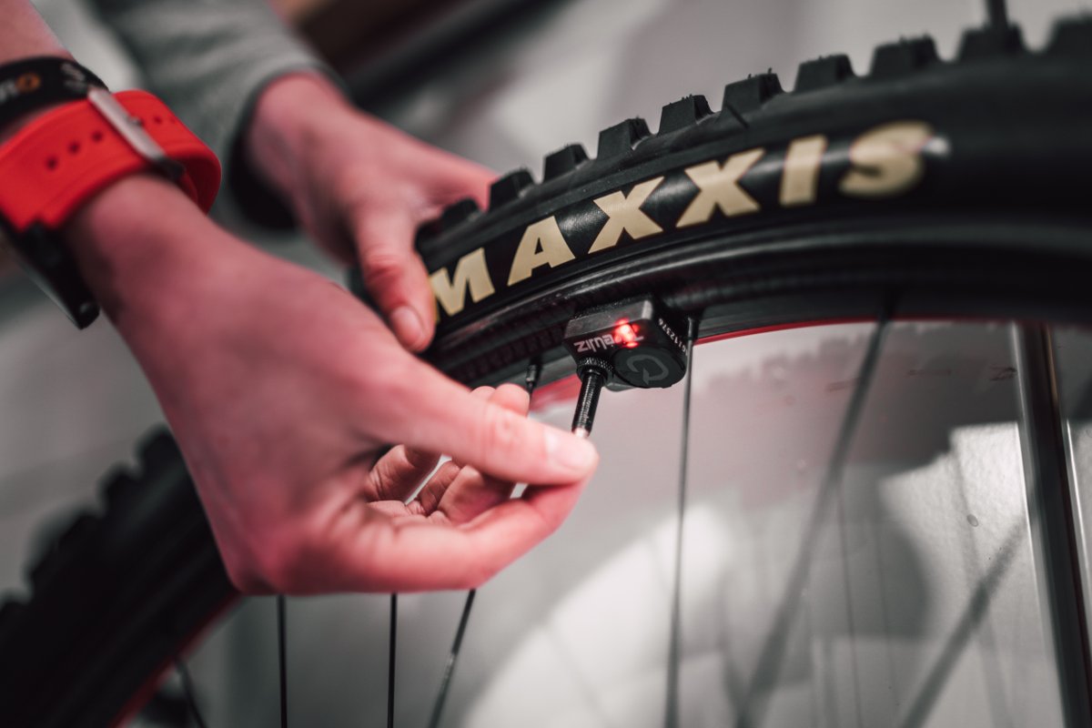 ZippSpeed's tweet photo. Moto inspired. Control + Durability = Speed. TyreWiz for Moto from @quarq helps dial in precise tire pressure for every trail condition. Moto Technology single-wall rim is optimal for an enduro/trail wheelset. #zippspeed #makingyoufaster #zippmtb #3zeromoto
📷 @geemilner https://t.co/L2vhEgFGIN