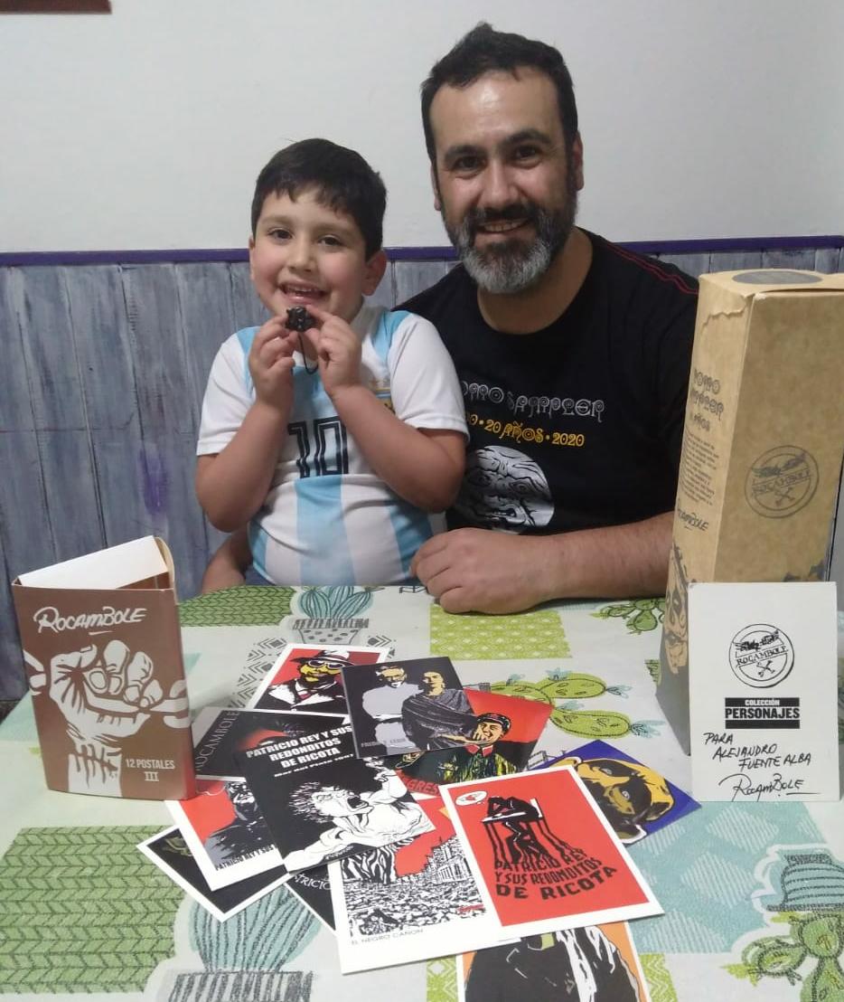 LibroRocambole's tweet photo. Nuestro amigo Alejandro Fuentealba, de Bahía Blanca, nos manda sus fotos junto a Matías, la Remera de Momo y la nueve serie de #Postales 

Galería Rocambole: https://t.co/gNEFlq4WHy https://t.co/Mvm9WmUKbT