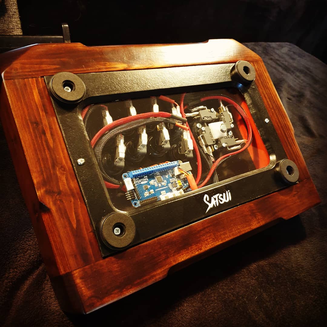 satsuisticks's tweet photo. 🔥🔥🔥This is HOT❤️🕹️

🔹Full Industrias Lorenzo
🔹@brookgamingfans Audio+
(pc, ps5 in retromode, ps4, ps3, Switch)
🔹Laser cut methacrylate in piano black
🔹Bottom window
🔹 Sleeving cables
🔹Handmade wooden body
🔹Special dyeing process

Woodlovers, here s your home!! ❤️🔥 https://t.co/qdNfyqQpLf