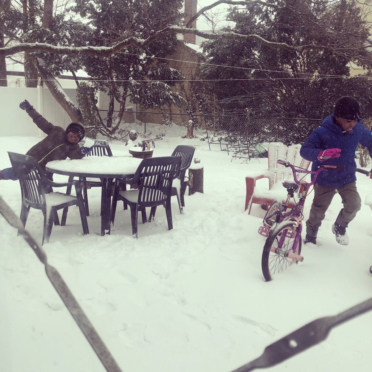 sobenyree's tweet photo. When they have class breaks these two are making the best of it. #virtuallearning2020 #nosnowdayhere https://t.co/D3TvrPUpkp