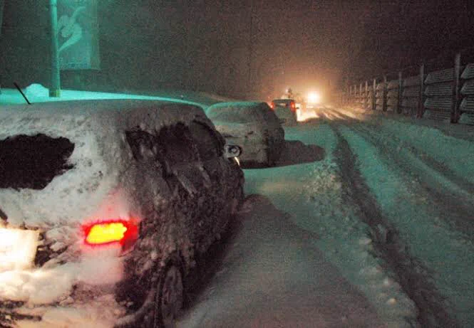 もし大雪の中、電気自動車で立ち往生したら凍死してしまうだろう・・・