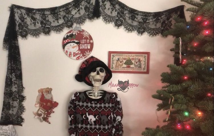 missXmileena's tweet photo. Festive AF 💀🖤🎄 https://t.co/vjSCWPAPM9