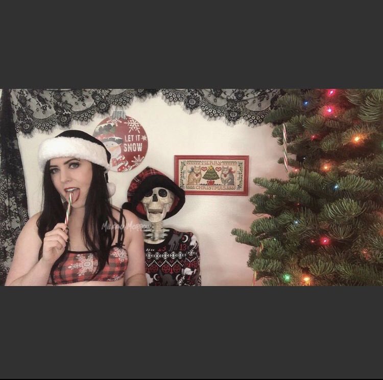 missXmileena's tweet photo. Festive AF 💀🖤🎄 https://t.co/vjSCWPAPM9