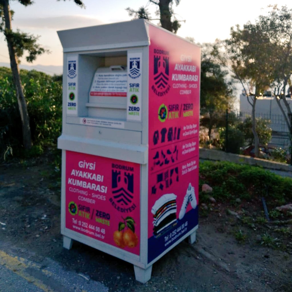 Giysi ve ayakkabı kumbaralarımızı kentimizin çeşitli noktalarına yerleştirmeye başladık. 
Kullanılabilir eşyalarımızı lütfen çöpe değil, kumbaralarımıza atalım.
Zor günleri paylaşarak aşacağız. 💙