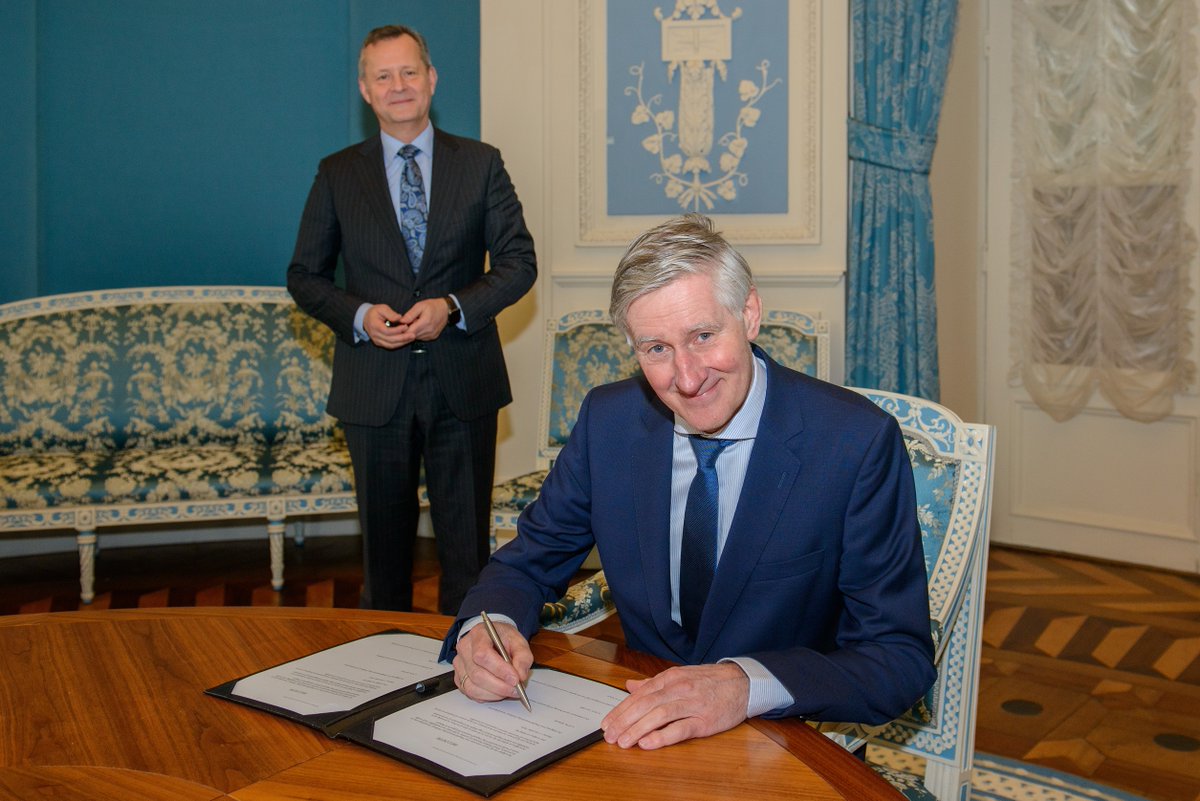 Koning Willem-Alexander heeft Luc Kohsiek herbenoemd als onze dijkgraaf. Vandaag werd de dijkgraaf op het provinciehuis in Haarlem beëdigd door Commissaris van de Koning <a href="/ArthVanDijk/">CvdK Arthur van Dijk</a>. De dijkgraaf begint zijn derde ambtstermijn op 1 januari 2021. bit.ly/3almkzZ?utm_so… #HHNK
