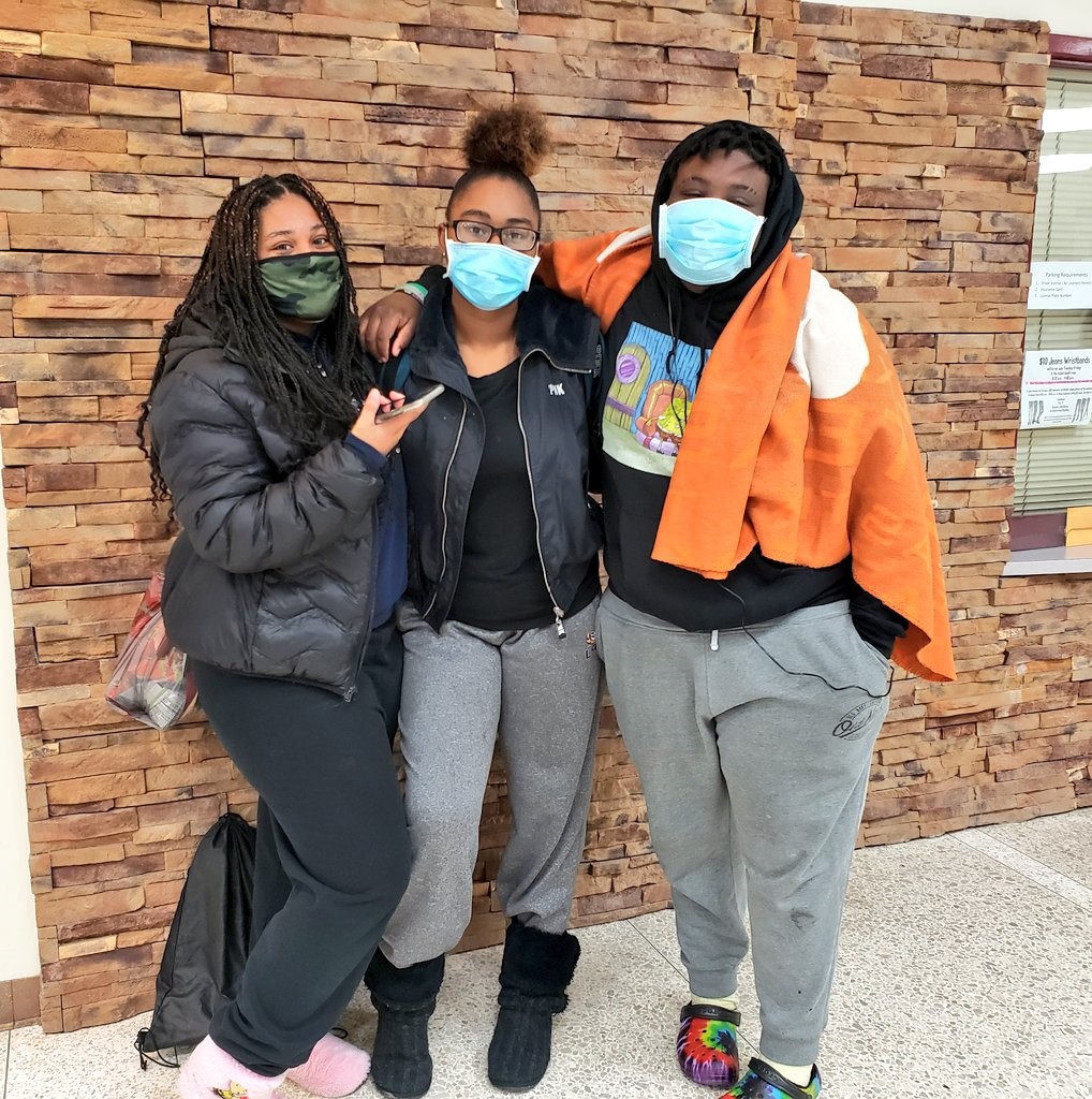 MesquiteHS's tweet photo. On the eleventh day of our holiday countdown, our staff is having "buns" of fun in joggers &amp; sweats - providing plenty of room for grilled burgers for lunch! Students got to get comfy in their casual sweats, too! #OhWhatBun #LettuceRejoice #MHS12Days https://t.co/s45c2yQIFH