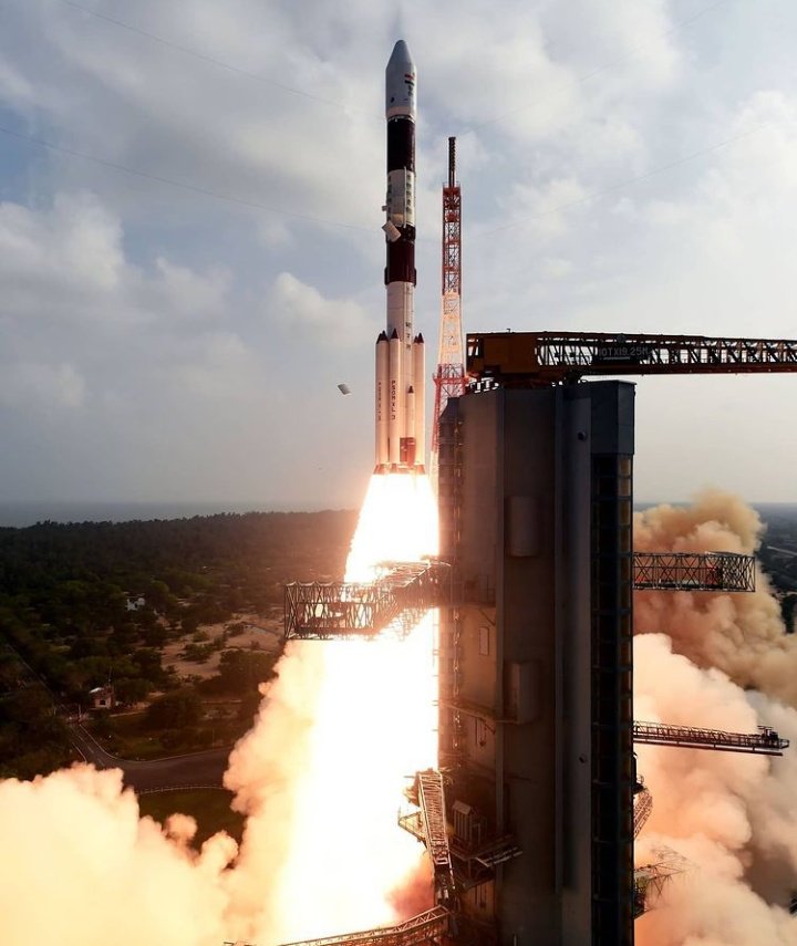 Anamika_1424's tweet image. Stunning glimpses of today's lift off. #PSLVC50 lifts off successfully from Satish Dhawan Space Centre, Sriharikota. Many congratulations to #ISRO on the successful launch of India's 42nd Communication satellite #CMS01. It's another high point for the country's space agency.🚀