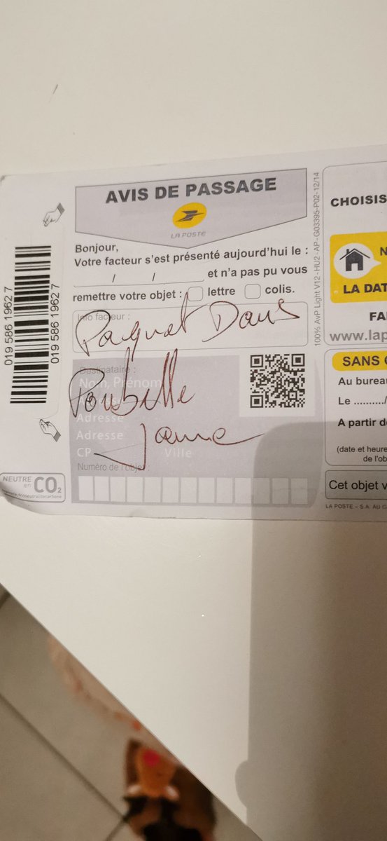 Tifplay's tweet photo. @lisalaposte @GroupeLaPoste
Bonjour, pouvez-vous m'expliquer à quel moment il est acceptable que vos facteurs livrent nos colis dans nos poubelles ? Il s'agit du 4ème voire 5ème colis déposé dans notre poubelle depuis plusieurs mois. Nous l'avons signalé et cela arrive encore.1/2 https://t.co/Gg22FHaD0G