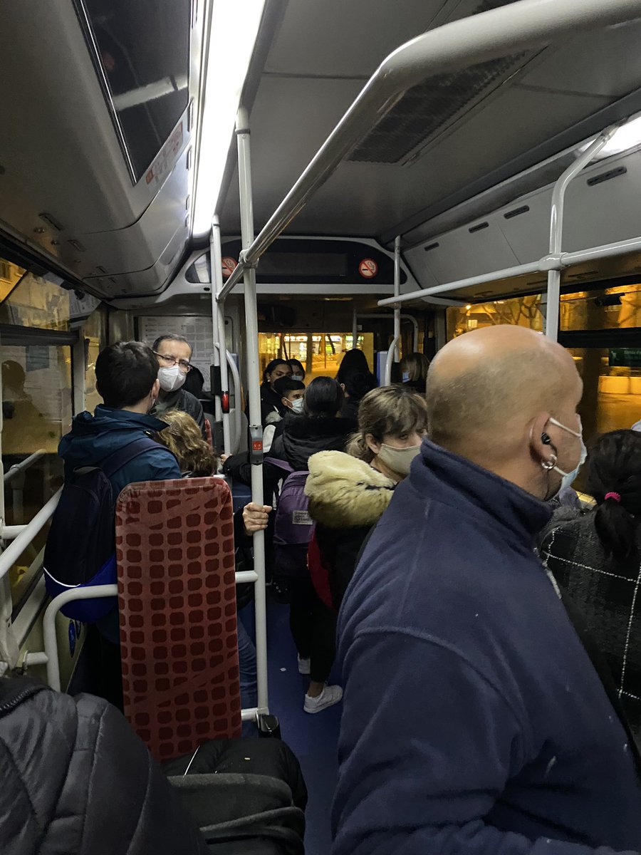 Claauc's tweet photo. @TMB_Barcelona bus V33, lleno de gente. Y no para de subir más gente teniendo detrás otro V33 vacío. #genial👏🏻 https://t.co/kB9B6xTYgk