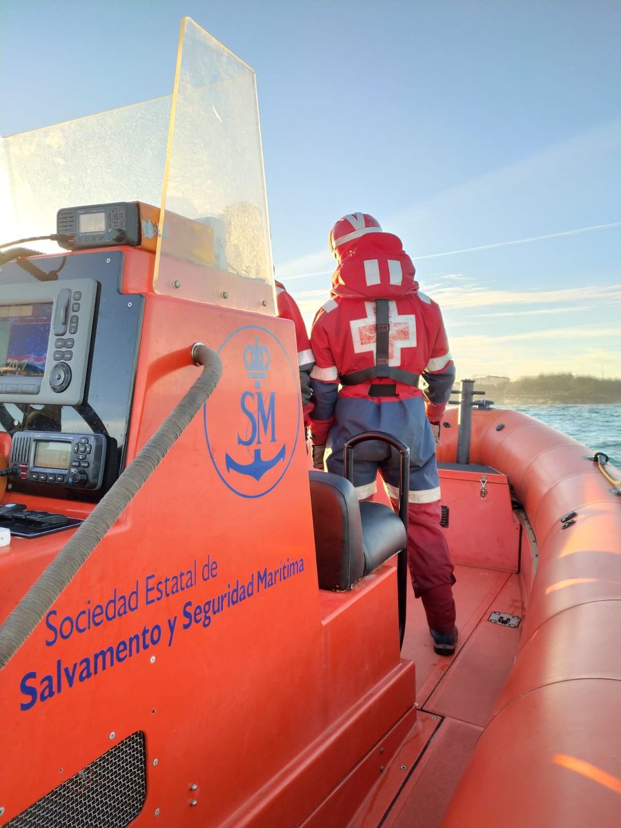 CRECantabria's tweet photo. Os dejamos unas imágenes del entrenamiento conjunto en #Santander de @CRECantabria con 🚤 #LSSantander y @cantabriaes con 🚁 #DeltaRomeo #EstamosEnLaMarPorTí #SeguridadNáutica #Formación https://t.co/Mr931B283n