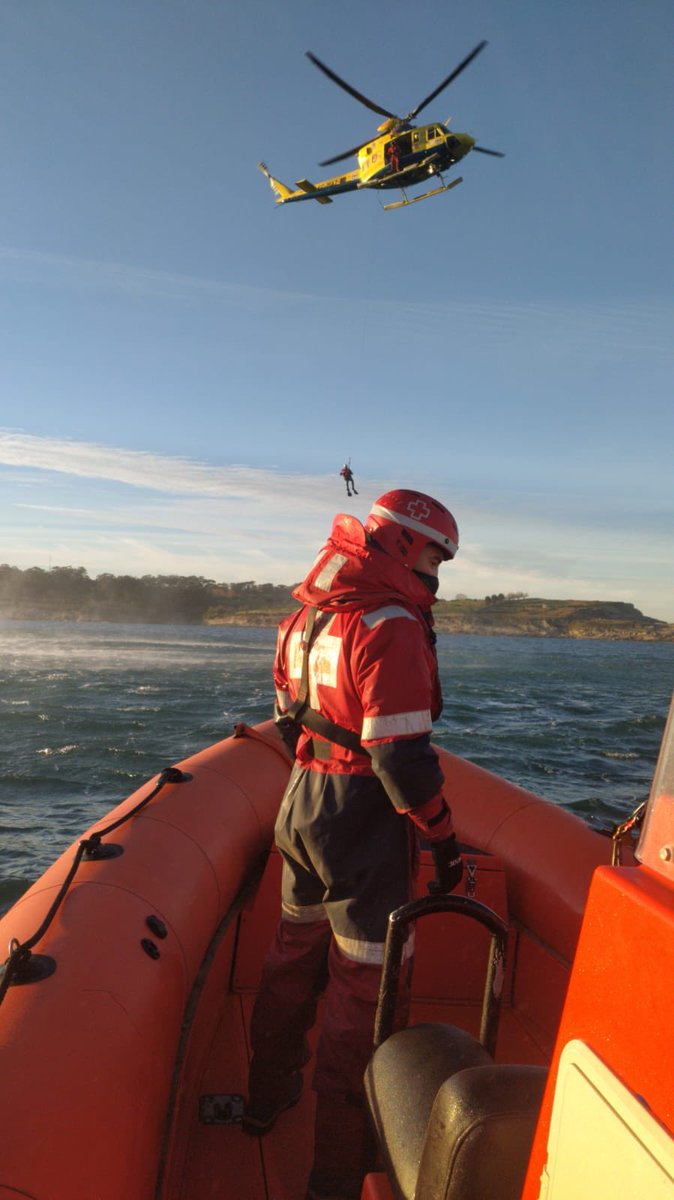 CRECantabria's tweet photo. Os dejamos unas imágenes del entrenamiento conjunto en #Santander de @CRECantabria con 🚤 #LSSantander y @cantabriaes con 🚁 #DeltaRomeo #EstamosEnLaMarPorTí #SeguridadNáutica #Formación https://t.co/Mr931B283n