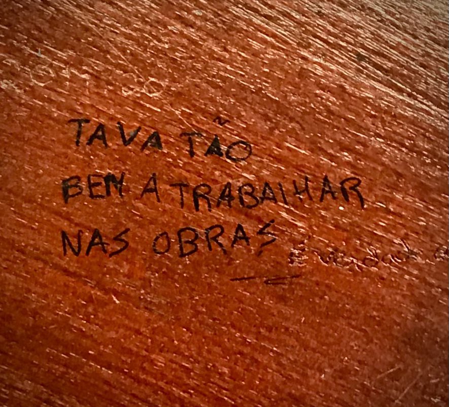 ler o que o pessoal escreve nas mesas é sempre um óptimo passatempo