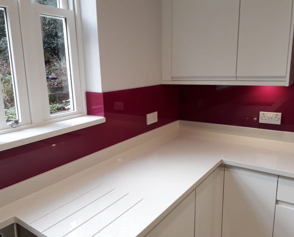 IpswichGlass's tweet photo. The glass splashbacks that we supplied and installed yesterday, add a great pop of colour to this lovely kitchen.
.
.
#suffolk #ipswichsuffolk #homedecor #kitchendesign #glass #glasssplashbacks https://t.co/LXIymVXg0t
