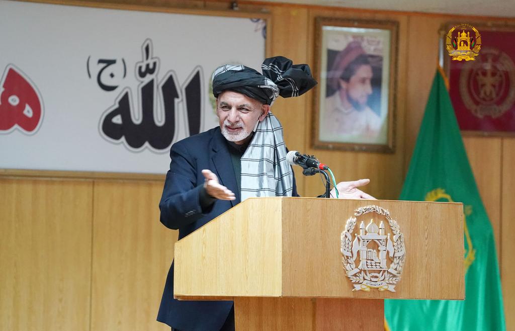 ARG_AFG's tweet photo. د افغانستان د اسلامي جمهوریت جمهوررئیس محمد اشرف غني کندهار ولایت ته د خپل سفر پر مهال نن ماښام د کندهار ولایت یو شمېر سوداګرو، پانګوالو او صنعت کارانو سره کتنه کې د دوی ستونزې او وړاندیزونه 
واورېدل. https://t.co/O05cLfDq6V