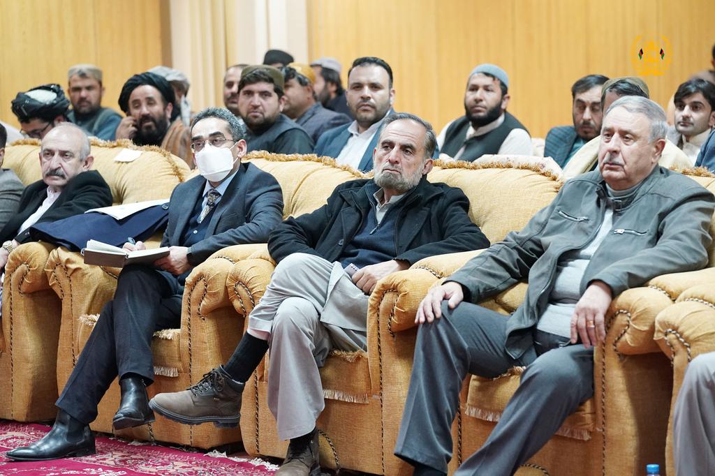ARG_AFG's tweet photo. د افغانستان د اسلامي جمهوریت جمهوررئیس محمد اشرف غني کندهار ولایت ته د خپل سفر پر مهال نن ماښام د کندهار ولایت یو شمېر سوداګرو، پانګوالو او صنعت کارانو سره کتنه کې د دوی ستونزې او وړاندیزونه 
واورېدل. https://t.co/O05cLfDq6V